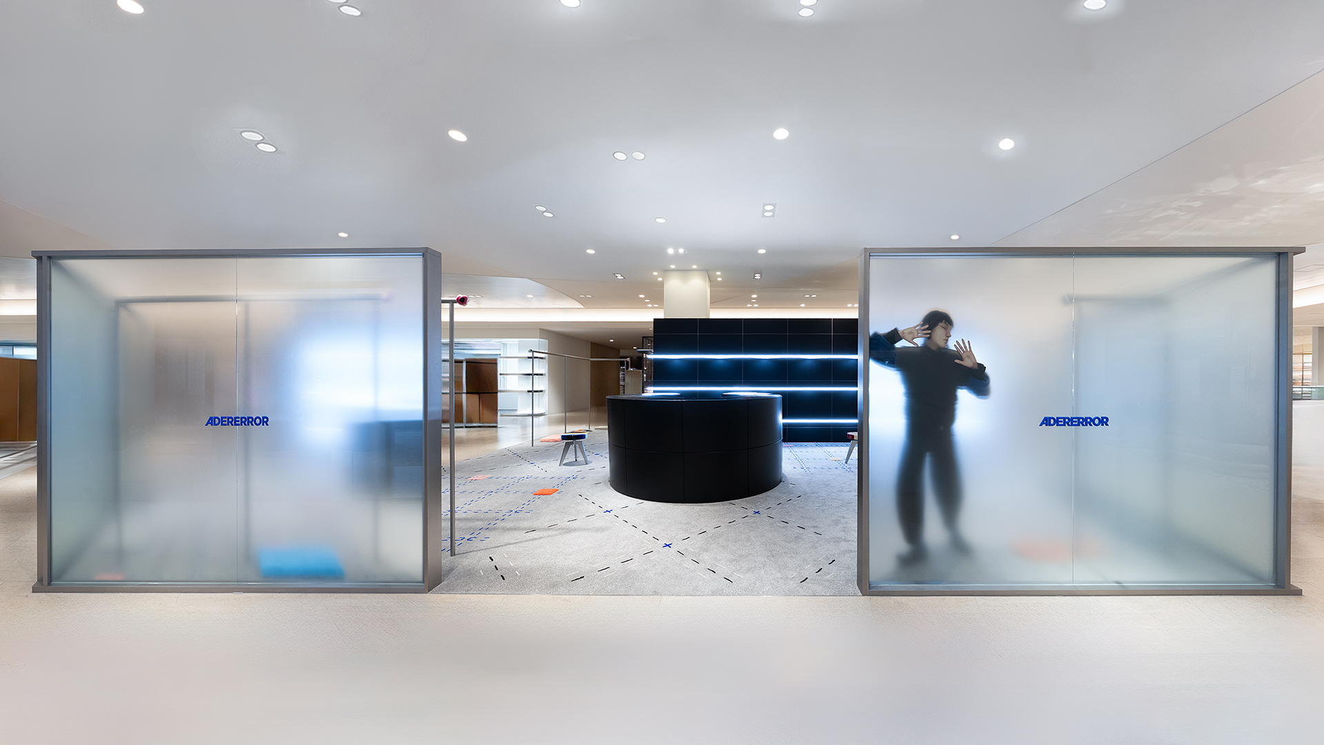 오사카 한규백화점 우메다 본점에 공식 오픈한 아더에러 플러그샵 한큐 우메다 내부